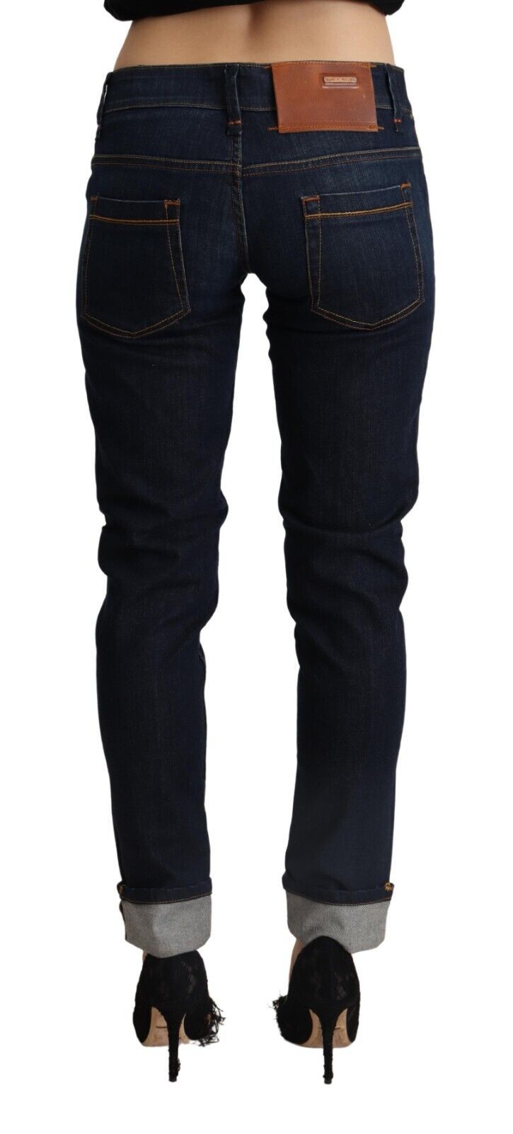 Kahdeksan Slim Fit tummansinistä denim eleganssia