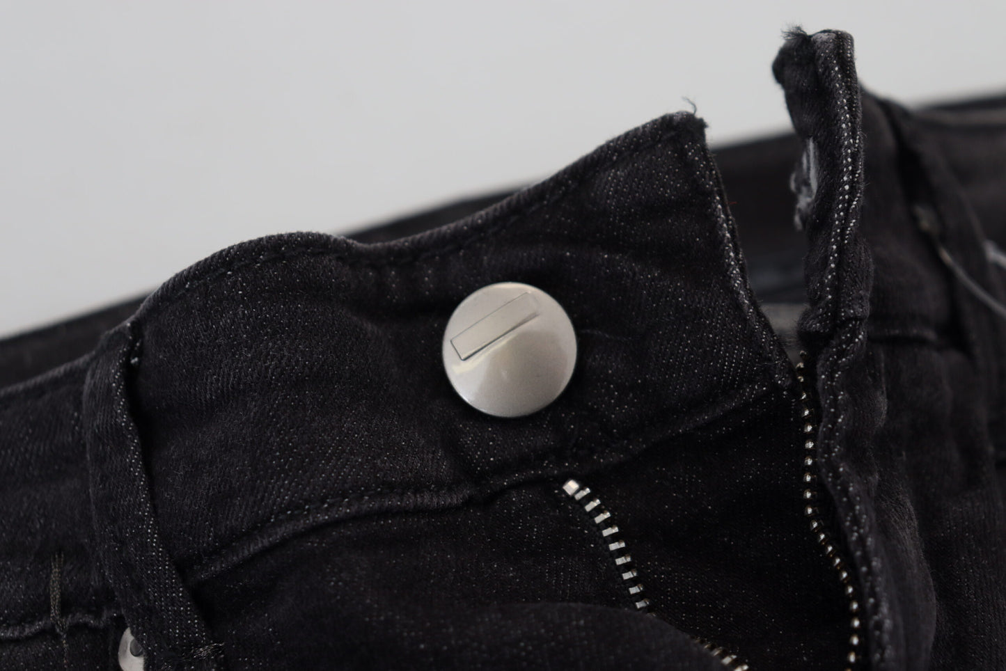 Kahdeksan tyylikästä mustaa suoralahkeista farkkua matalalla vyötäröllä