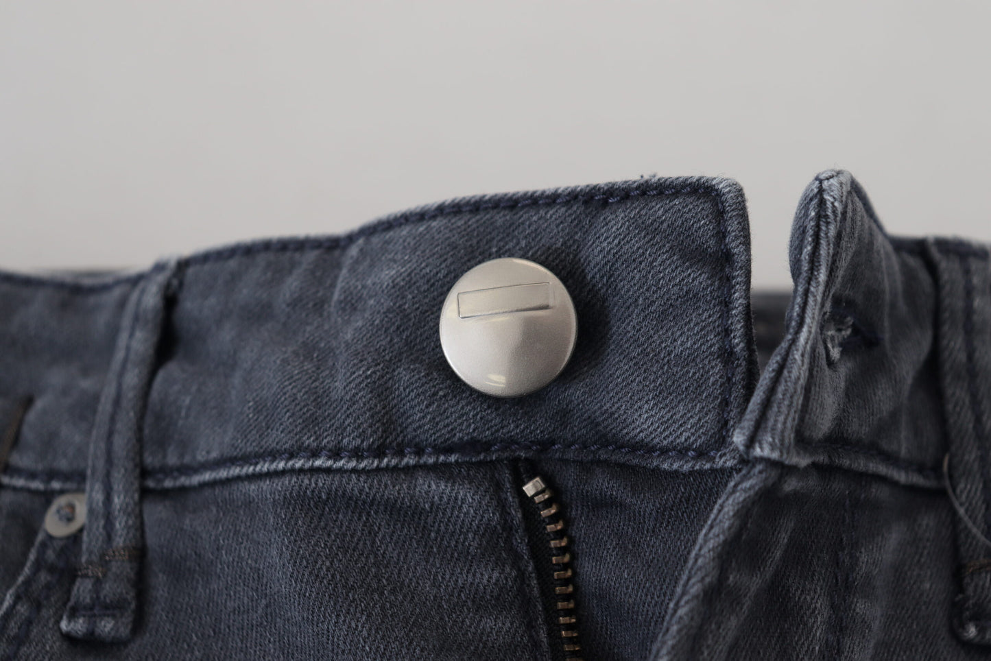 Kahdeksan tyylikästä harmaata matalavyötäröistä laihaa farkkua