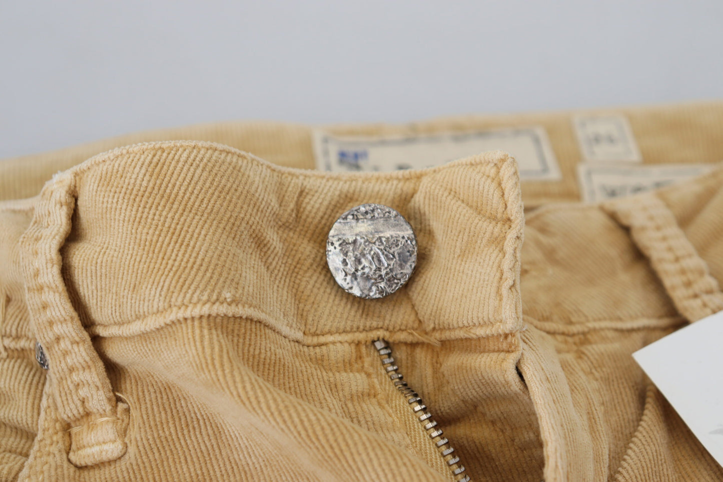 Kahdeksan tyylikästä ruskeaa laihaa vakosamettihousua matalalla vyötäröllä