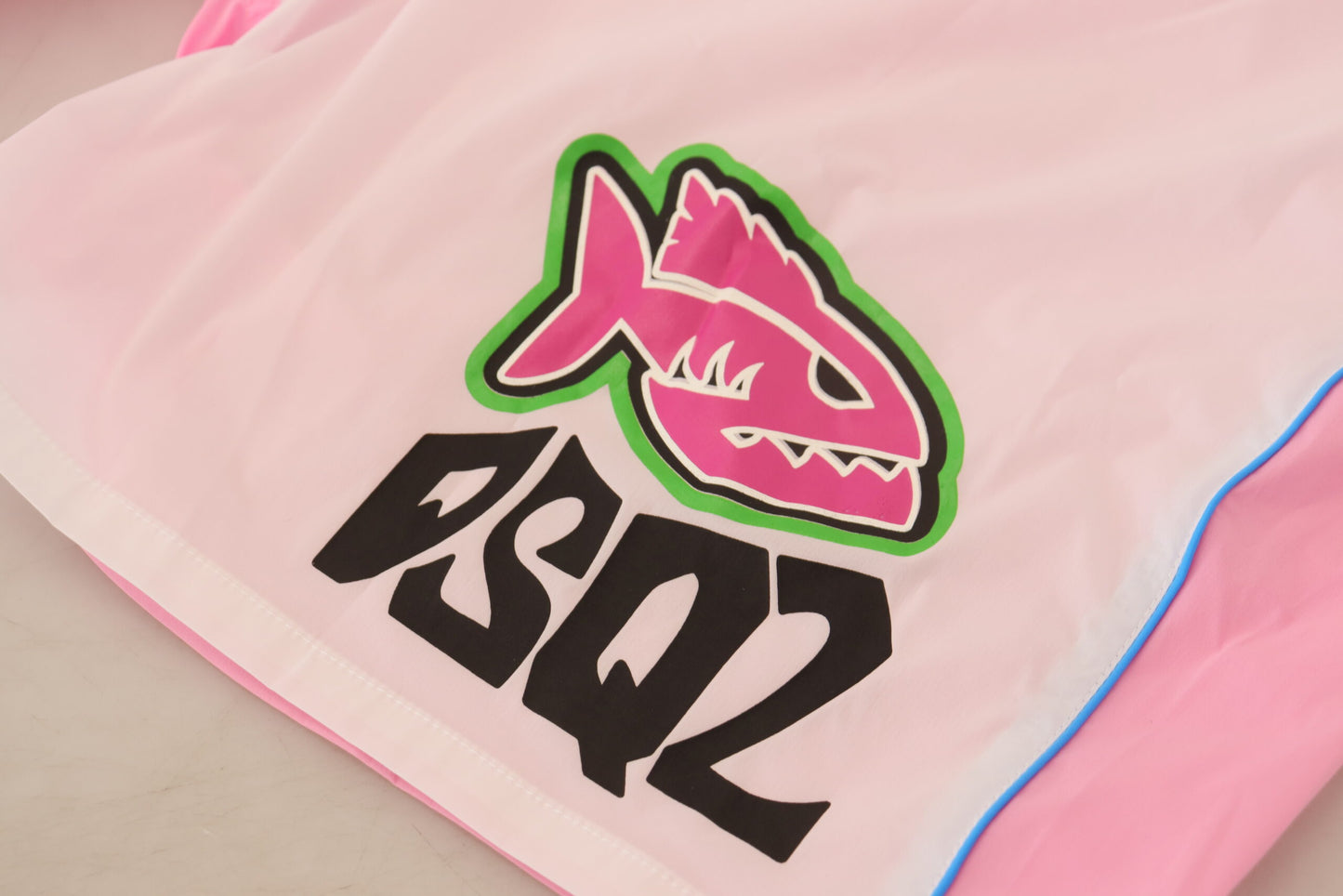 Dsquared² Tyylikkäät uimashortsit, joissa valkoinen ja vaaleanpunainen printti