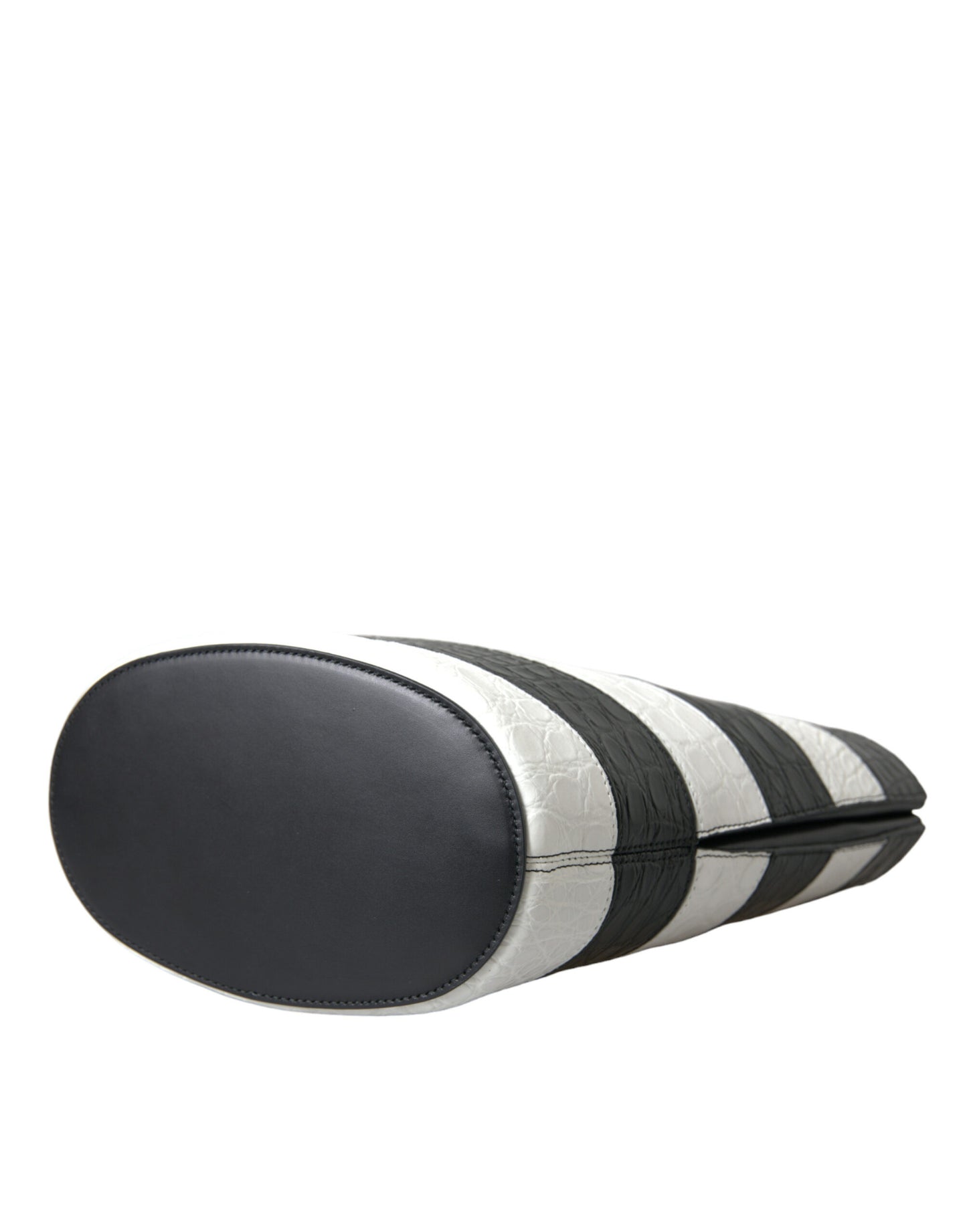 Balenciaga Chic Maxi Bucket Bag on valmistettu krokotiilin nahasta