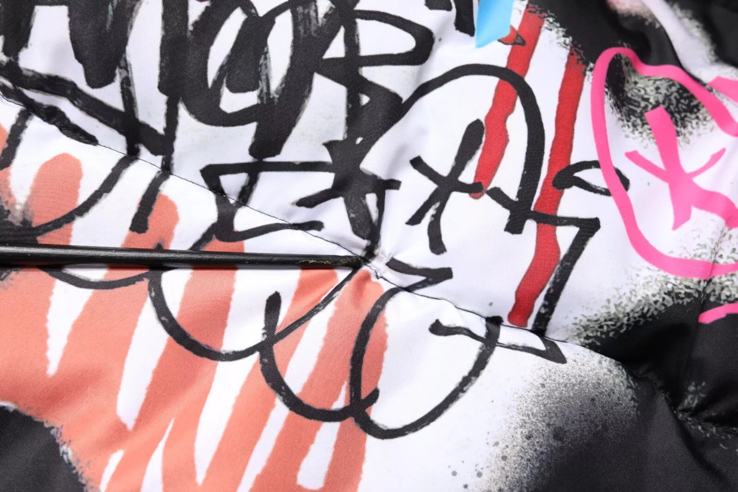 Dolce & Gabbana monivärinen graffitihupullinen tuulitakki