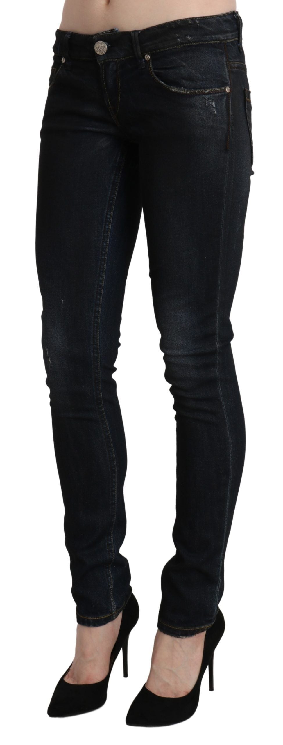 Acht Glatte schwarze gewaschene Skinny Jeans