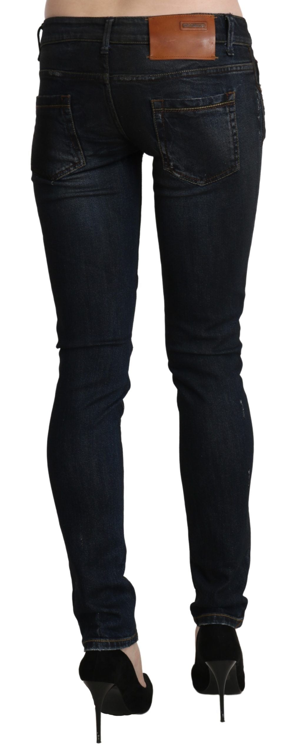 Acht Glatte schwarze gewaschene Skinny Jeans