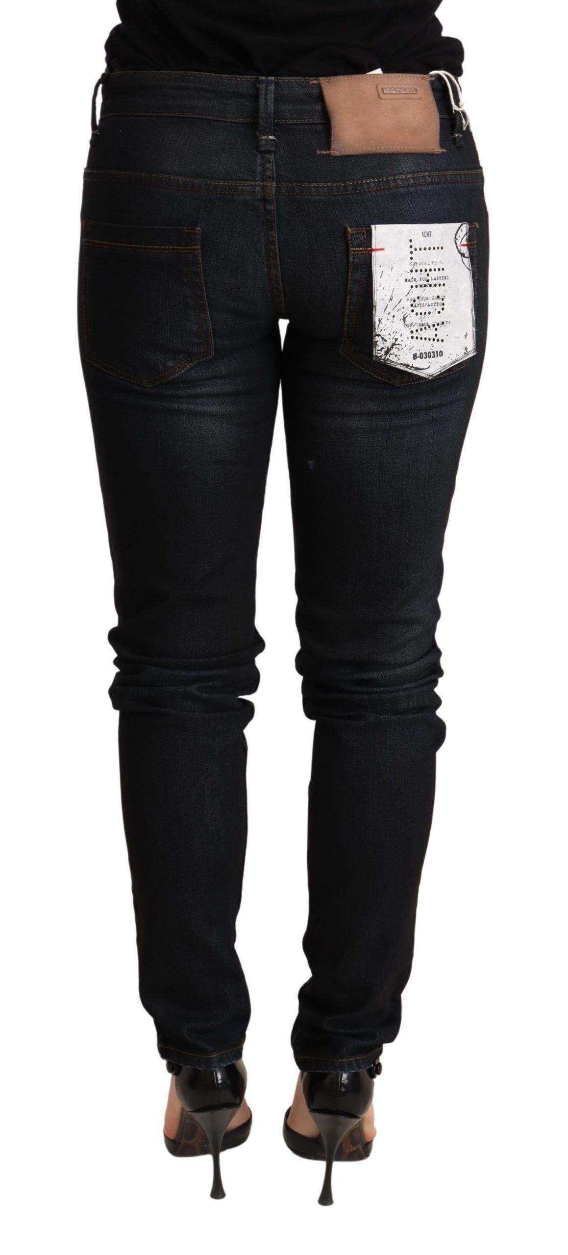 Acht Schicke blau gewaschene Skinny Jeans mit niedriger Taille