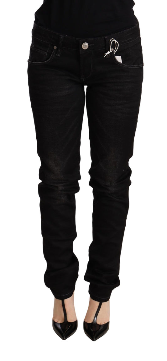 Acht Schlanke Skinny-Jeans mit schwarzer Waschung