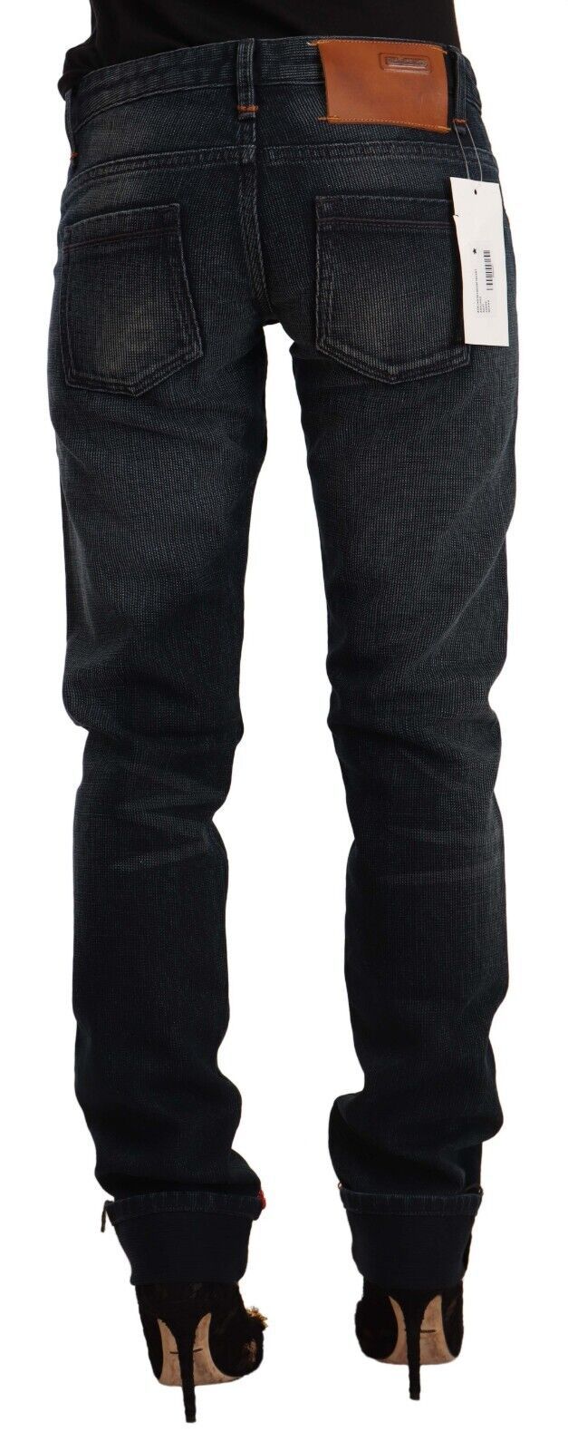 Acht Glatte schwarze gewaschene Skinny Jeans