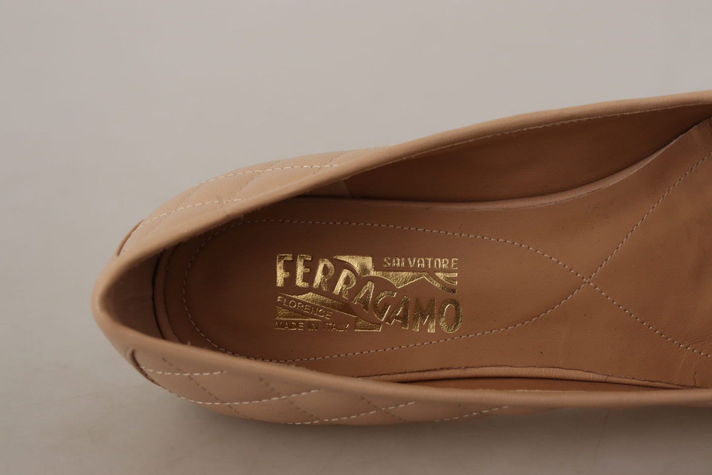 Salvatore Ferragamo Elegant quilted leather flats - chic two-tone design