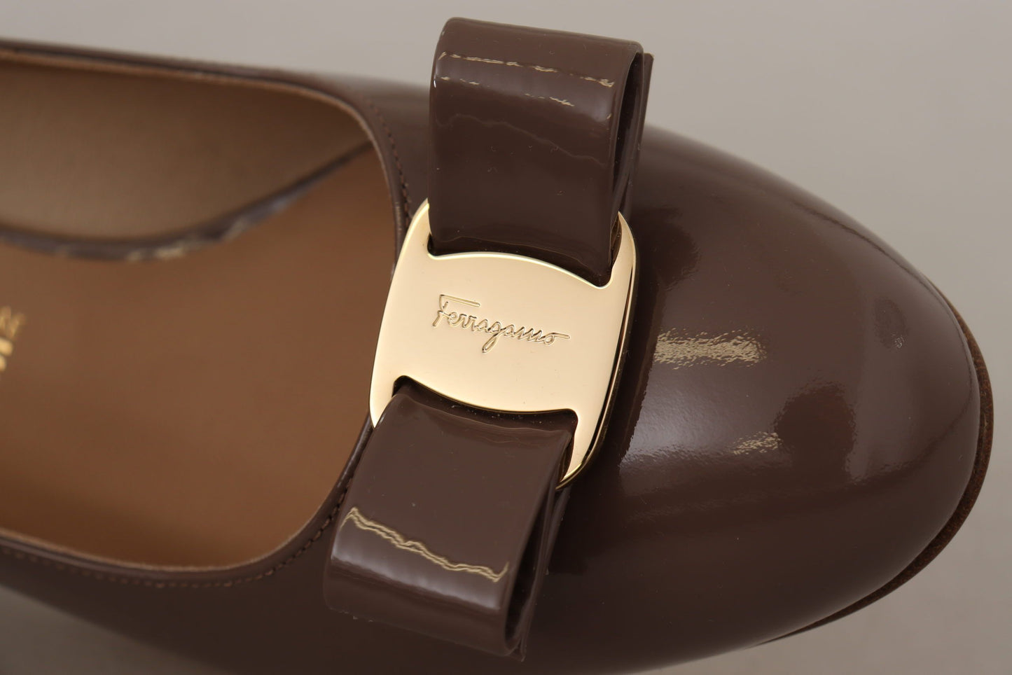 Salvatore Ferragamo Elegant brown caraway pumps with Vara bow