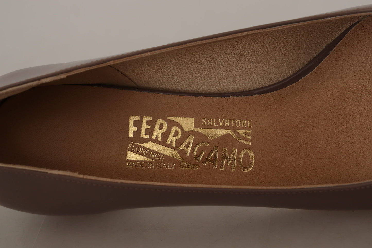 Salvatore Ferragamo Elegant brown caraway pumps with Vara bow