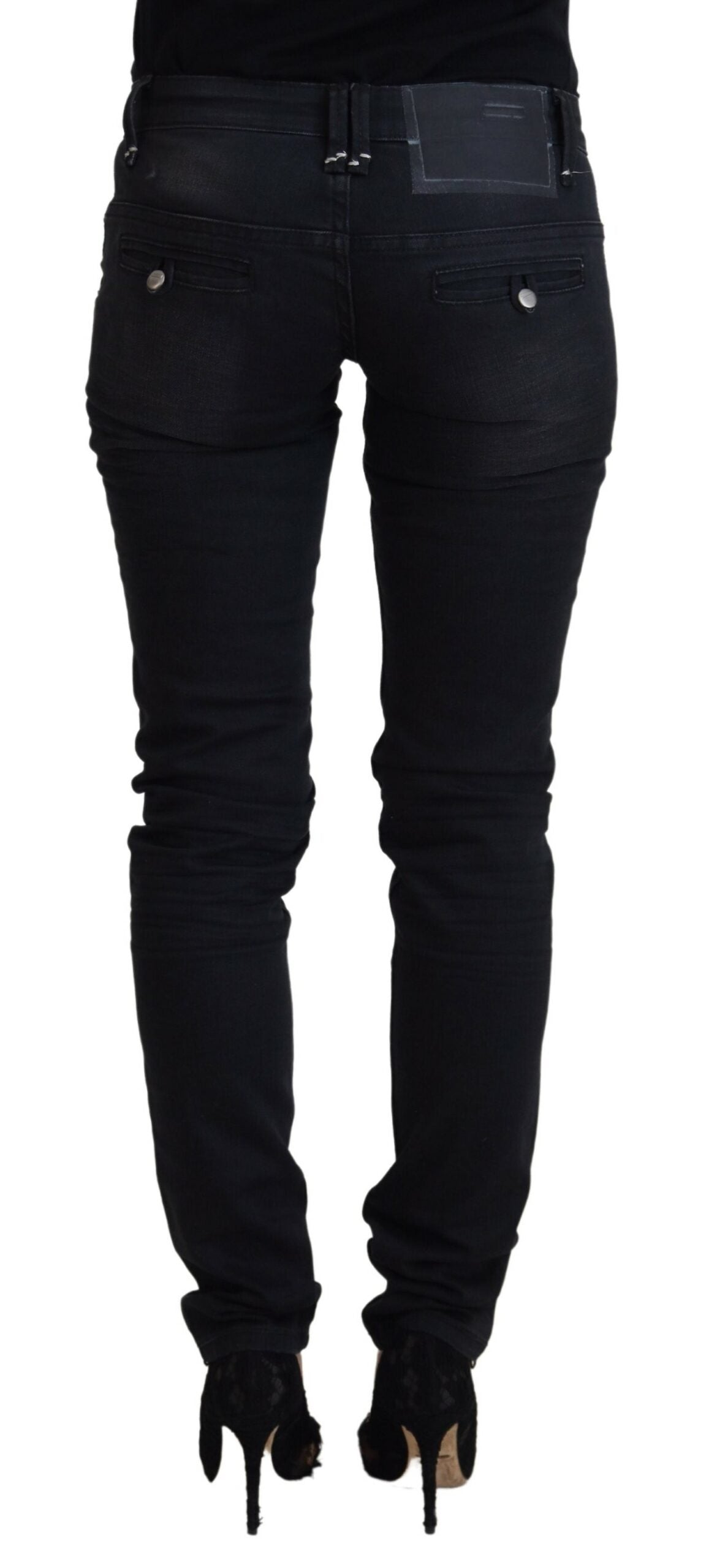 Acht Schlanke schwarze gewaschene Skinny Jeans mit niedriger Taille