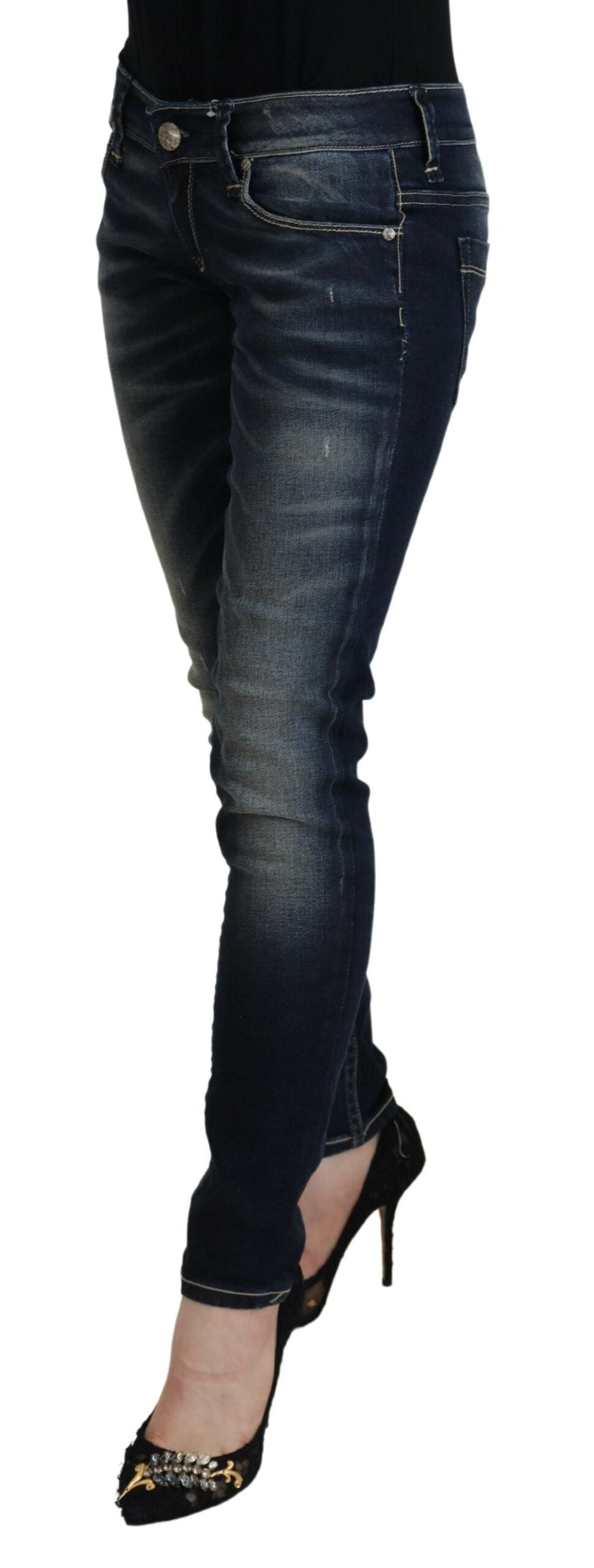 Acht Schicke blau gewaschene Skinny Jeans mit niedriger Taille