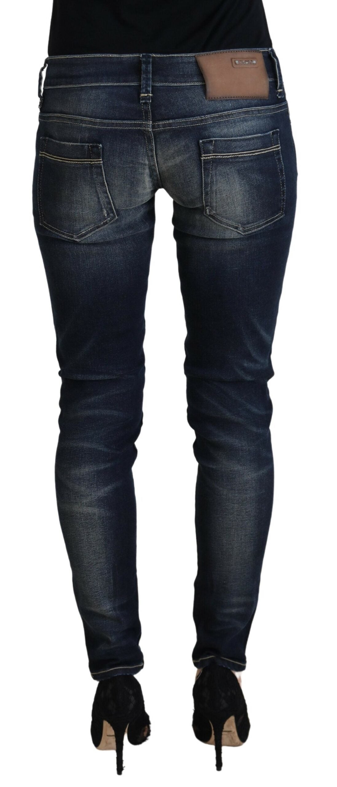 Acht Schicke blau gewaschene Skinny Jeans mit niedriger Taille