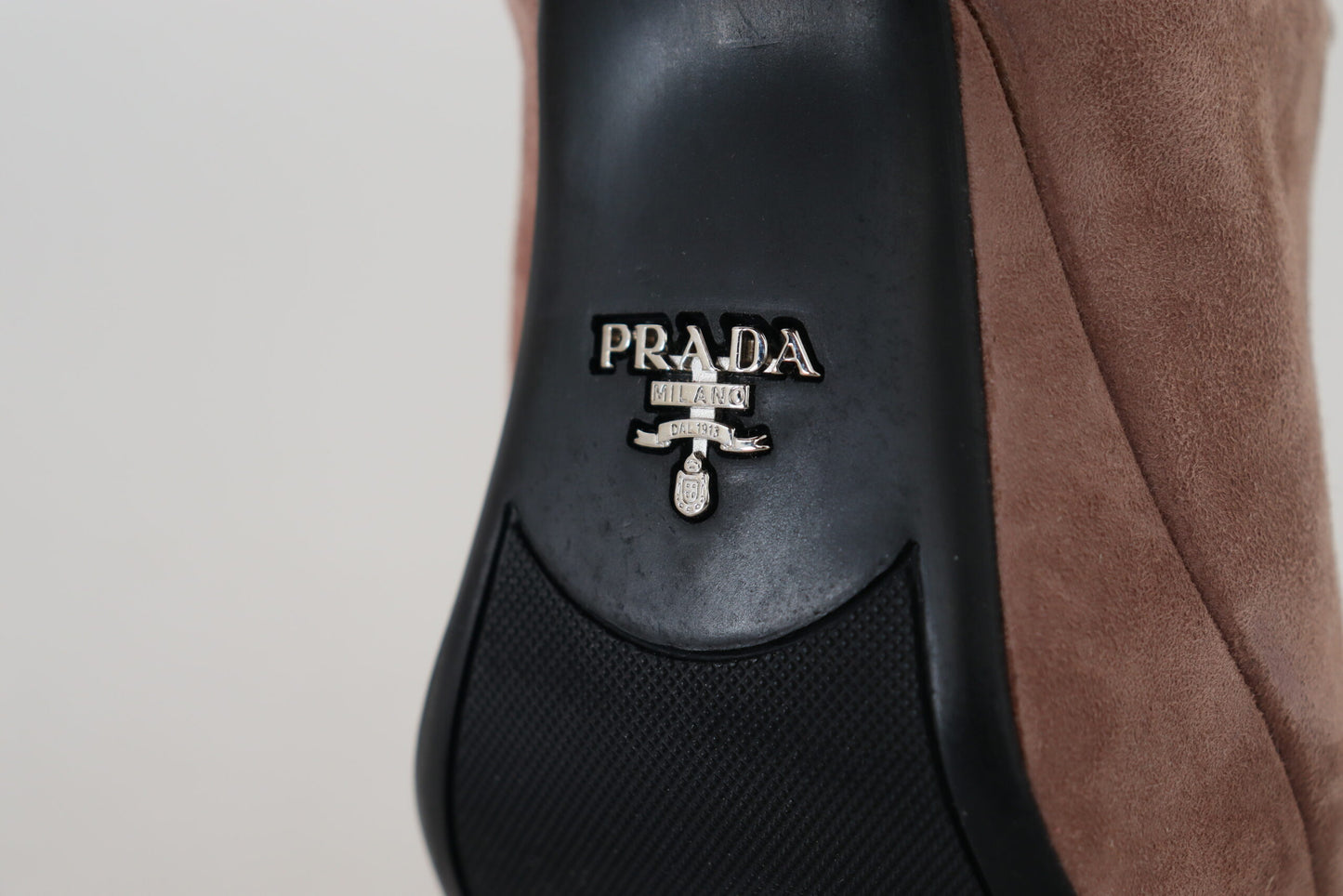 Prada Elegant Suede -korkokengät tummanvaaleana