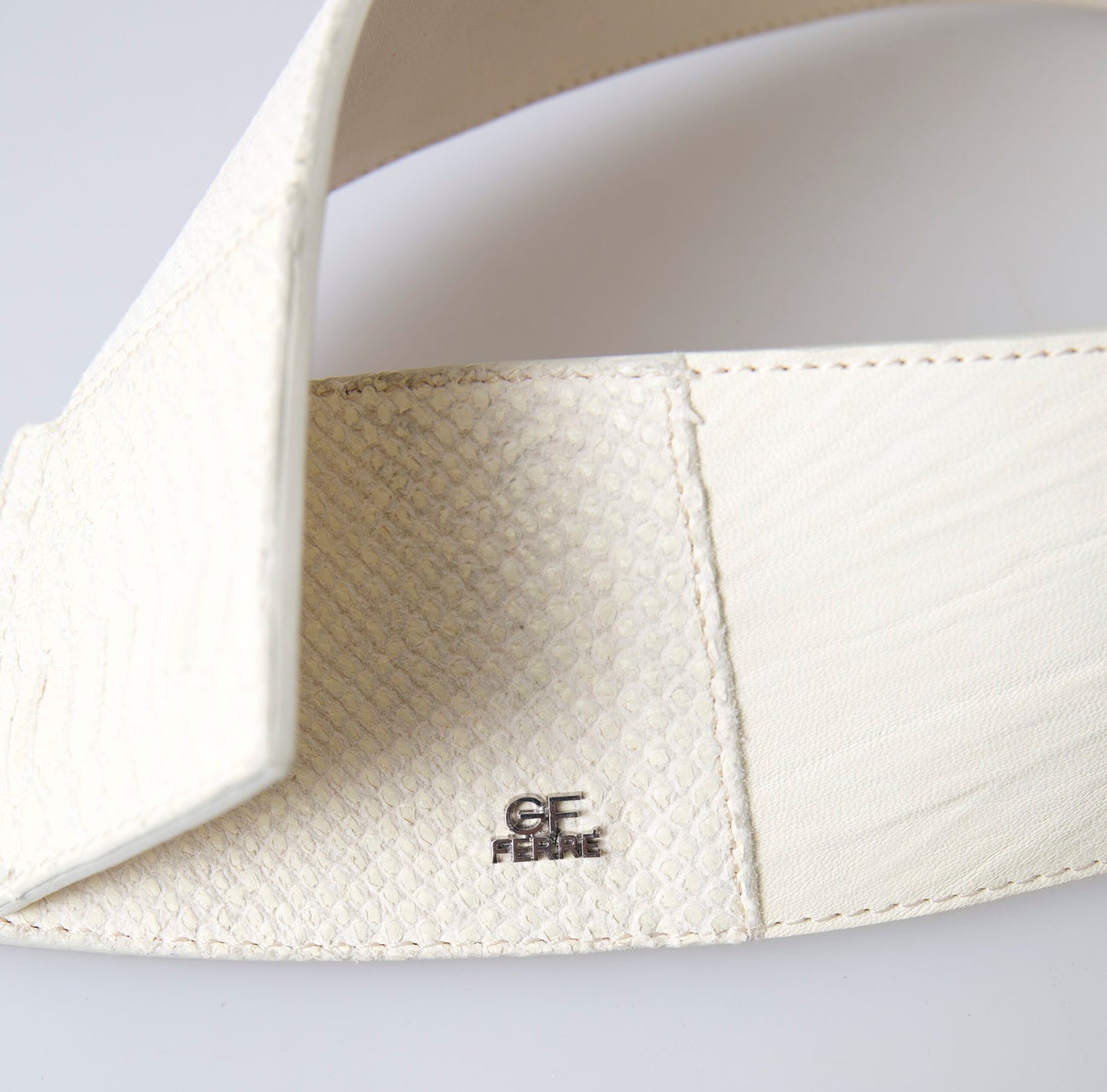 GF Ferre Chic white snap button fashion belt