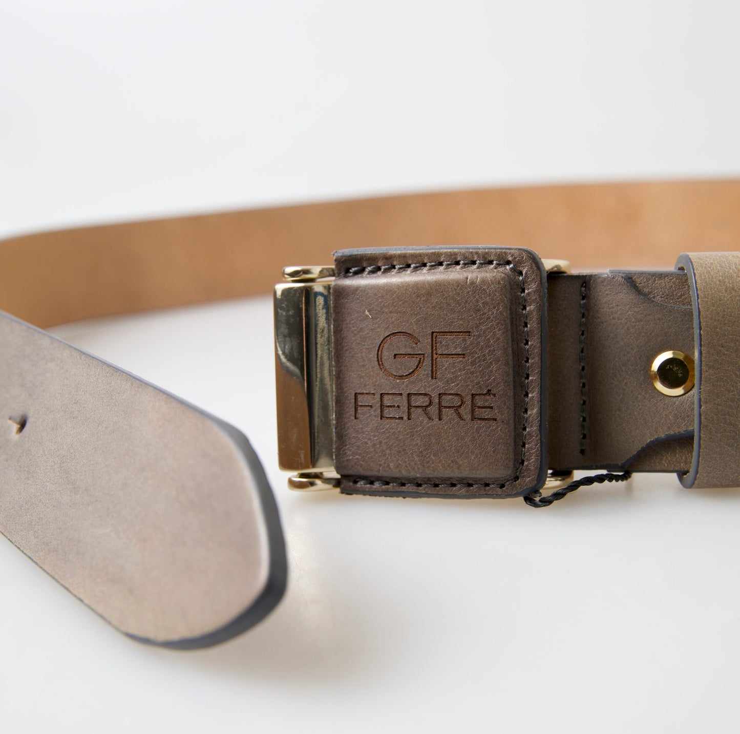 GF Ferre Elegant leather belt with engraved buckle