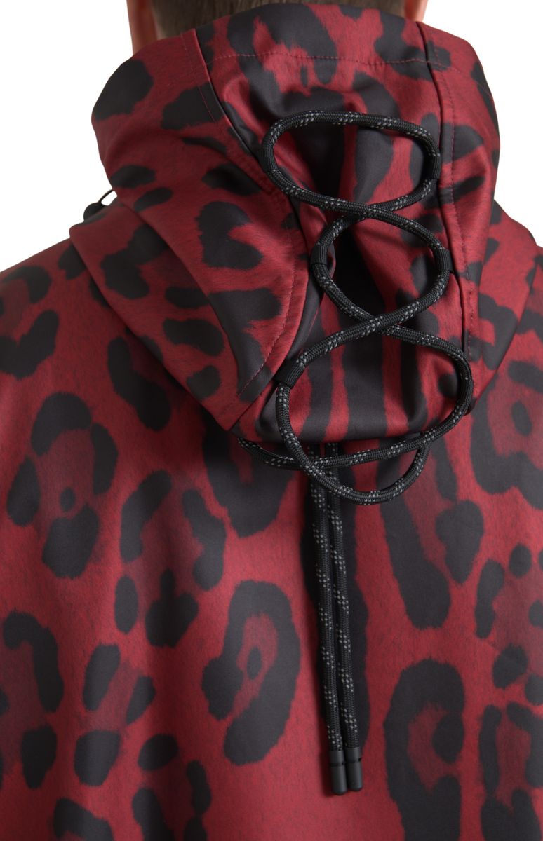 Dolce & Gabbana Strahlend rote Jacke mit Leopardenmuster und Kapuze