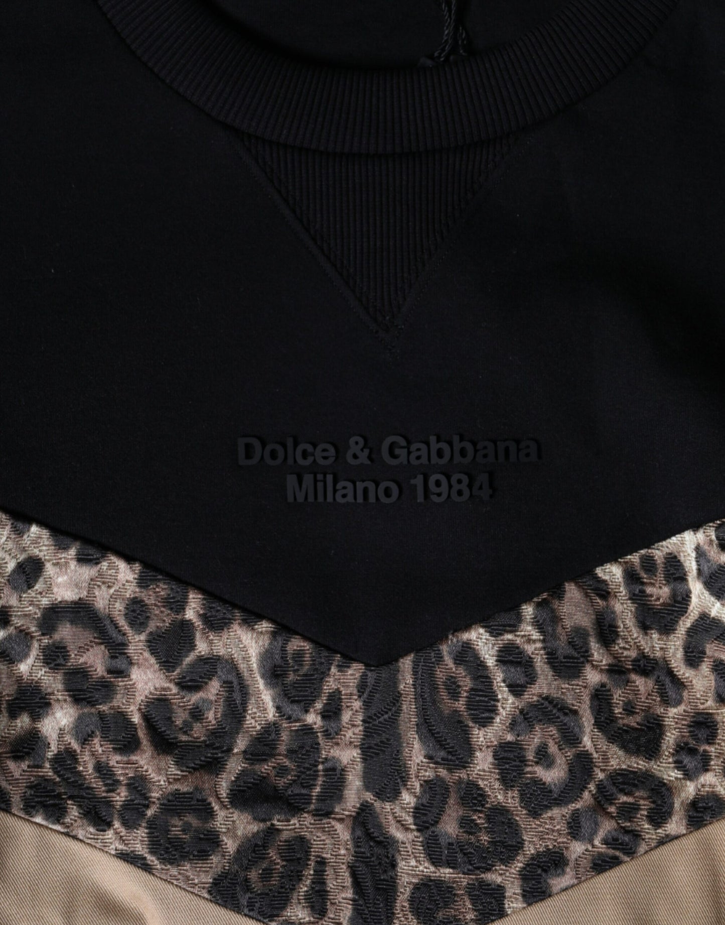 Dolce & Gabbana Schwarzes Leoparden Sweatshirt mit Rundhalsausschnitt Pullover