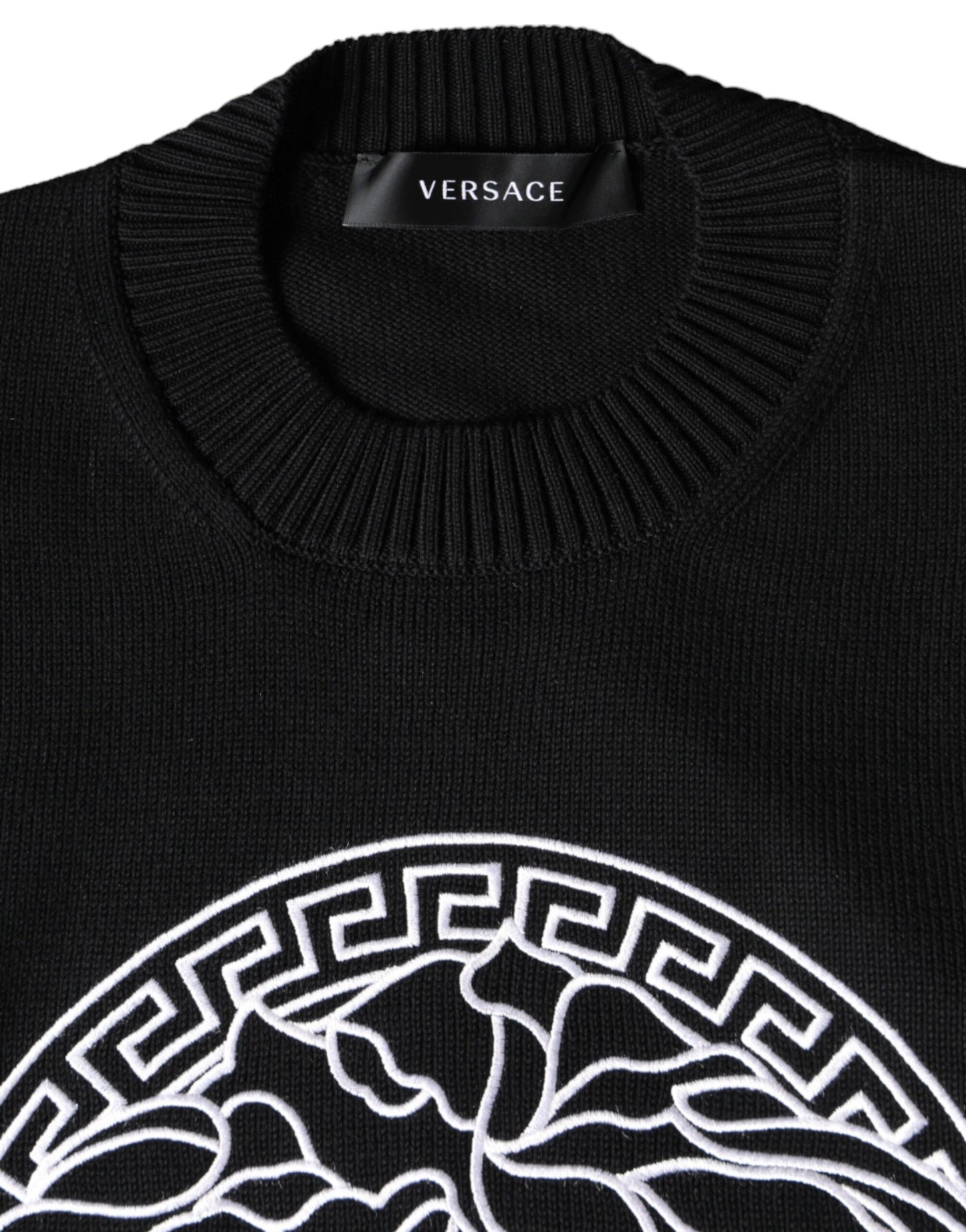 Versace Schwarzer Pullover mit Medusa-Stickerei und Rundhalsausschnitt