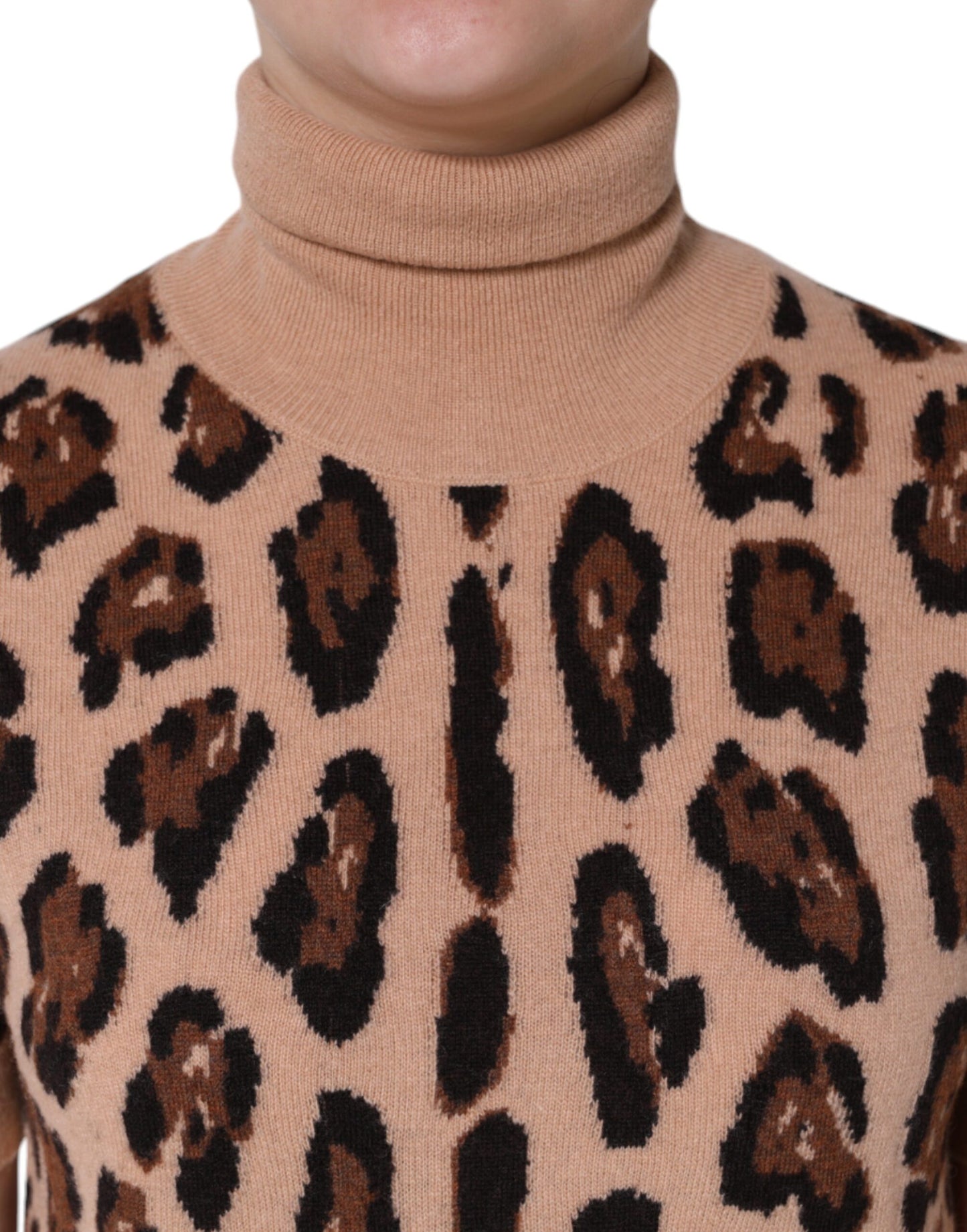 Dolce & Gabbana Beigefarbenes Rollkragenpullover aus Wolle mit Leopardenmuster