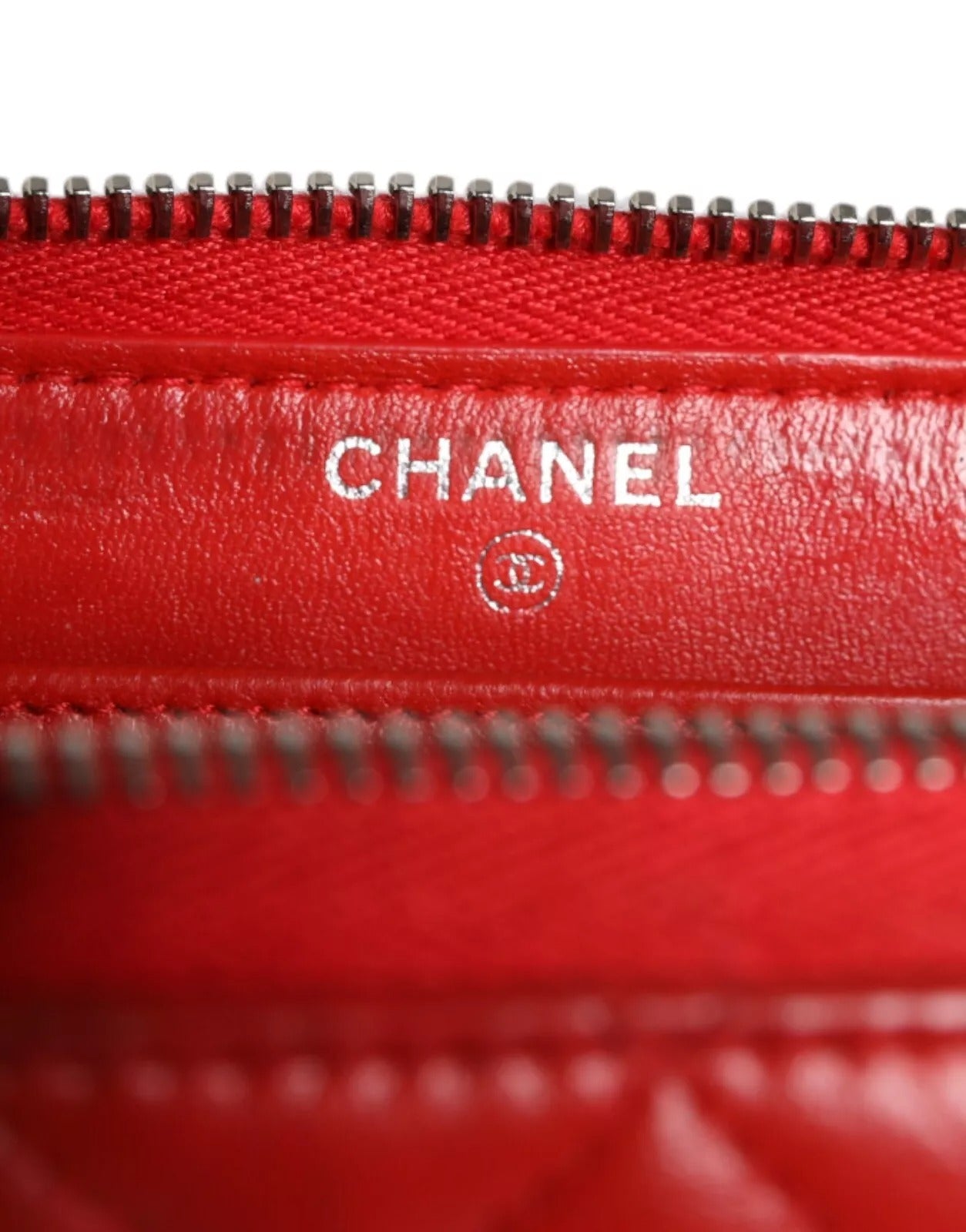 Chanel Rotes gestepptes Leder Logo Continental Zip Box